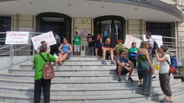 Miembros de Stop Desahucios y la PAH acompañan a Soraya a la EMVS Miembros de Stop Desahucios y la PAH acompañan a Soraya a la EMVS
