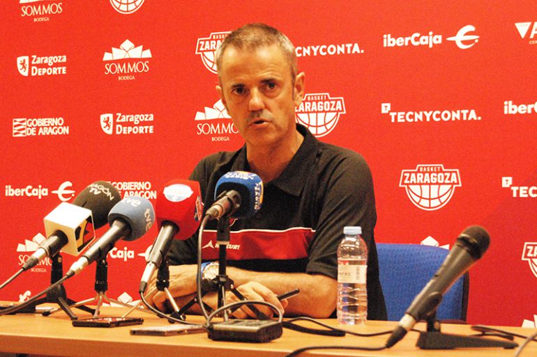 Porfirio Fisac, entrenador del Tecnyconta Zaragoza, en rueda de prensa a 24 horas de comenzar los entrenamientos en pista con el equipo Porfirio Fisac, entrenador del Tecnyconta Zaragoza, en rueda de prensa a 24 horas de comenzar los entrenamientos en pista con el equipo