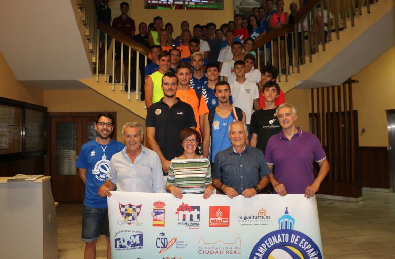 La alcaldesa de Miguelturra Victoria Sobrino, ha recibido oficialmente a los participantes en el Campeonato Nacional de Voley Playa Masculino Sub-19 La alcaldesa de Miguelturra Victoria Sobrino, ha recibido oficialmente a los participantes en el Campeonato Nacional de Voley Playa Masculino Sub-19