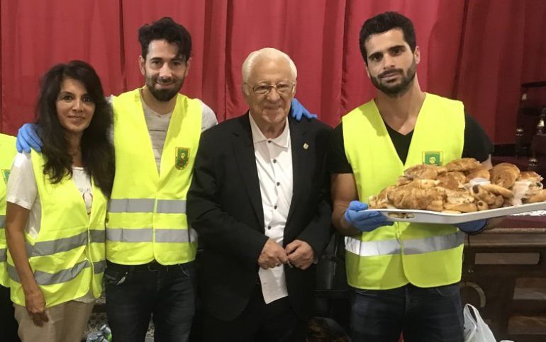 Foto de archivo del padre Ángel en una de sus obras sociales Foto de archivo del padre Ángel en una de sus obras sociales