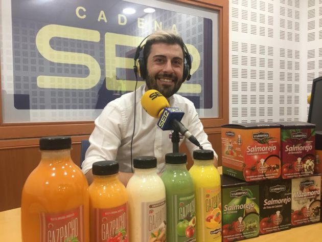 Juanjo Ruiz con los productos de la Salmoreteca en el estudio de Radio Córdoba Juanjo Ruiz con los productos de la Salmoreteca en el estudio de Radio Córdoba