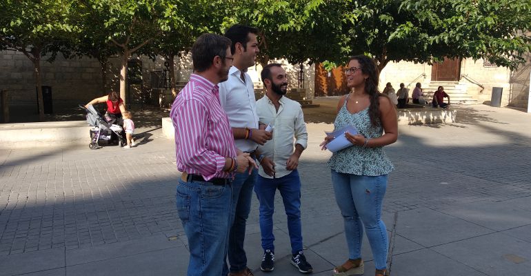 Rueda de prensa en la que la presidenta de Nuevas Generaciones del Partido Popular, Ana González, el presidente de la misma organización, Kike Rodróguez, junto con el presidente del PP Jaén, Juan Diego Requena, presenta una moción contra la nueva Ley de Juventud de la Junta. Rueda de prensa en la que la presidenta de Nuevas Generaciones del Partido Popular, Ana González, el presidente de la misma organización, Kike Rodróguez, junto con el presidente del PP Jaén, Juan Diego Requena, presenta una moción contra la nueva Ley de Juventud de la Junta.
