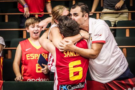 Pablo Sánchez es felicitado por sus familiares durante el europeo Sub 16 Pablo Sánchez es felicitado por sus familiares durante el europeo Sub 16