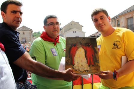 Los diablillos de Sepúlveda reciben un cuadro sobre la fiesta que representan Los diablillos de Sepúlveda reciben un cuadro sobre la fiesta que representan