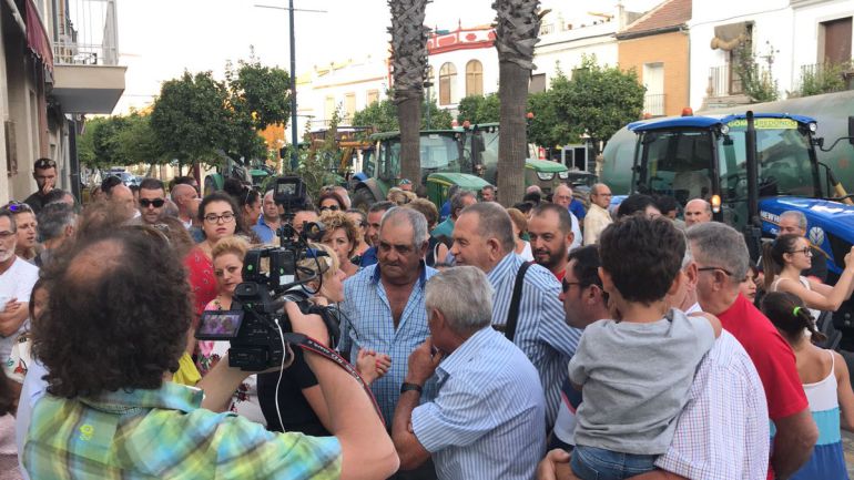 Un millar de personas protestan en La Roda contra los aranceles de EEUU Un millar de personas protestan en La Roda contra los aranceles de EEUU