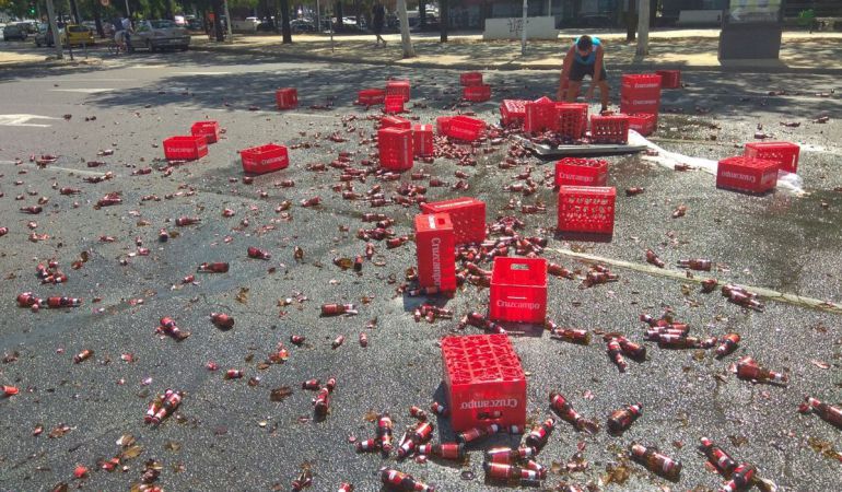 Cientos de botellines han quedado desperdigados por el asfalto de la Glorieta Olímpica Cientos de botellines han quedado desperdigados por el asfalto de la Glorieta Olímpica
