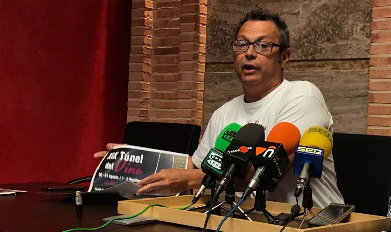 José Luis Villegas, presidente de la asociación Jóvenes Amigos del Vino, durante la presentación de la XIX edición del Túnel del Vino de Valdepeñas (Ciudad Real) José Luis Villegas, presidente de la asociación Jóvenes Amigos del Vino, durante la presentación de la XIX edición del Túnel del Vino de Valdepeñas (Ciudad Real)