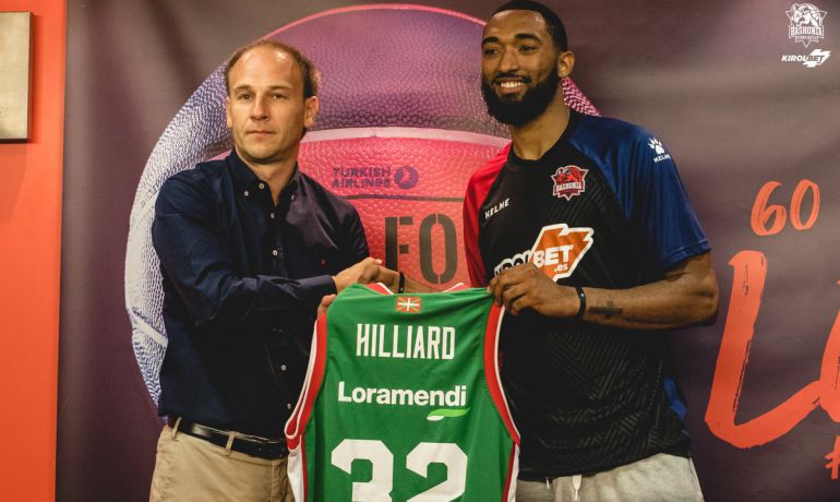 Darrun Hilliard junto a Félix Fernández, durante su presentación. Darrun Hilliard junto a Félix Fernández, durante su presentación.
