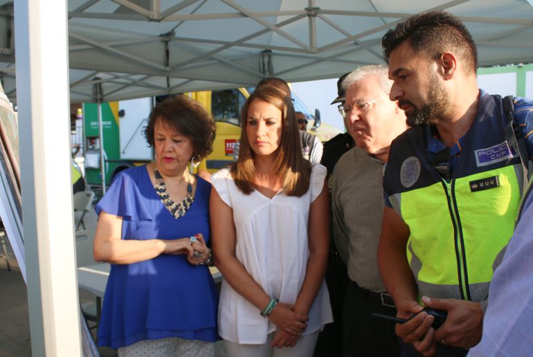 Rafaela Valenzuela, subdelegada del gobierno en Córdoba, Esther Ruiz, delegada de la Junta de Andalucía y Emilio Aumente, concejal de presidencia, en el Puesto de Mando Avanzado de Alcolea Rafaela Valenzuela, subdelegada del gobierno en Córdoba, Esther Ruiz, delegada de la Junta de Andalucía y Emilio Aumente, concejal de presidencia, en el Puesto de Mando Avanzado de Alcolea