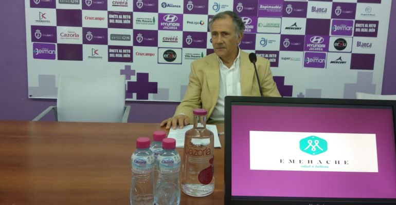 Tomás Membrado, presidente del Real Jaén, segundos antes de comenzar la rueda de prensa. Tomás Membrado, presidente del Real Jaén, segundos antes de comenzar la rueda de prensa.