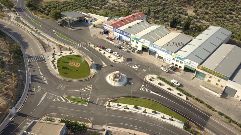 Vista aérea de la nueva rotonda de acceso a Bedmar Vista aérea de la nueva rotonda de acceso a Bedmar