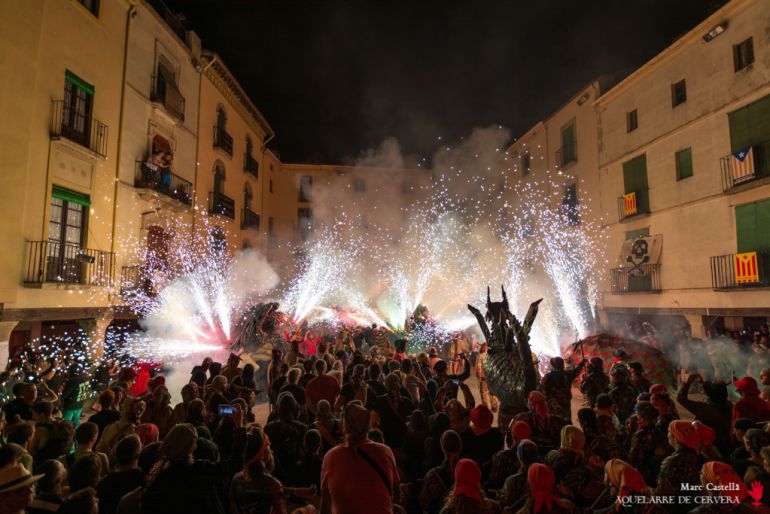 La festa d'aquest divendres d'Aquelarre començarà a les 11 de la nit i comptarà amb la música de Roba Estesa, Ebri Knight i Lasta Sanco. La festa d'aquest divendres d'Aquelarre començarà a les 11 de la nit i comptarà amb la música de Roba Estesa, Ebri Knight i Lasta Sanco.