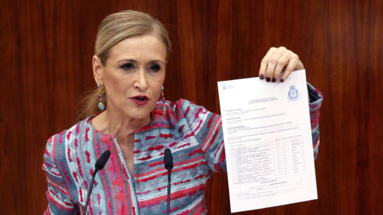 Un compañero de Cifuentes aprobó el TFM un mes antes de presentar el trabajo