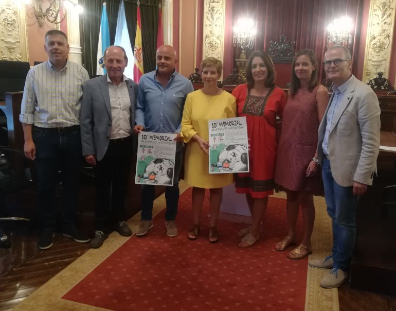 Presentación no salón de plenos do concello de Ourense, da décima edición do memorial Manolo Arnoya de fútbol xuvenil. Presentes no acto, alcalde, Jesús Vázquez, Mario Guede, concelleiro de deportes, Bernardino Glez, coordinador de deportes Deputación, Miriam Vázquez, filla de Manolo Arnoya, acompañada de un familiar, María Jesús, da Sociedade Deportiva Arrabaldo e Pablo, da S.D. Arrabaldo. Presentación no salón de plenos do concello de Ourense, da décima edición do memorial Manolo Arnoya de fútbol xuvenil. Presentes no acto, alcalde, Jesús Vázquez, Mario Guede, concelleiro de deportes, Bernardino Glez, coordinador de deportes Deputación, Miriam Vázquez, filla de Manolo Arnoya, acompañada de un familiar, María Jesús, da Sociedade Deportiva Arrabaldo e Pablo, da S.D. Arrabaldo.