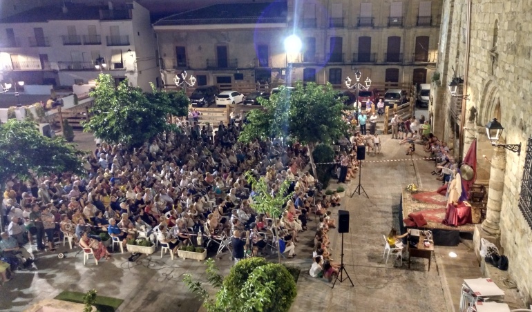 Aspecto de la plaza de San fernando durante la puesta en escena de La Fuente Santa Aspecto de la plaza de San fernando durante la puesta en escena de La Fuente Santa
