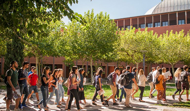 Estudiantes pasean por el campus de la UC3M Estudiantes pasean por el campus de la UC3M