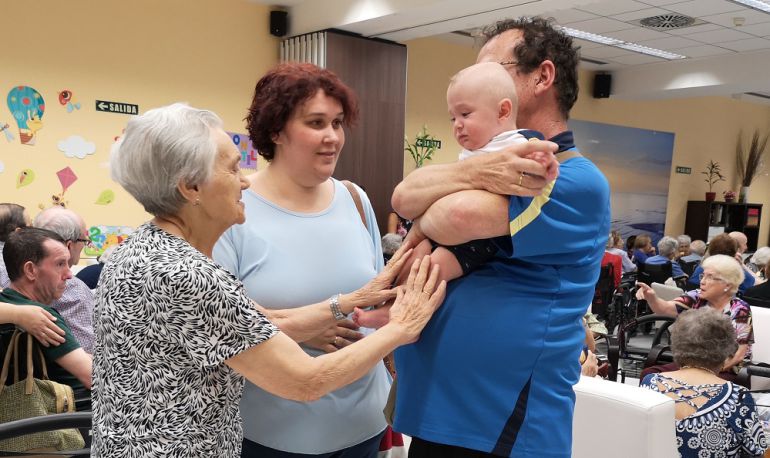 Este jueves se encontraron ancianos y familias en una jornada de agradecimiento mutuo Este jueves se encontraron ancianos y familias en una jornada de agradecimiento mutuo