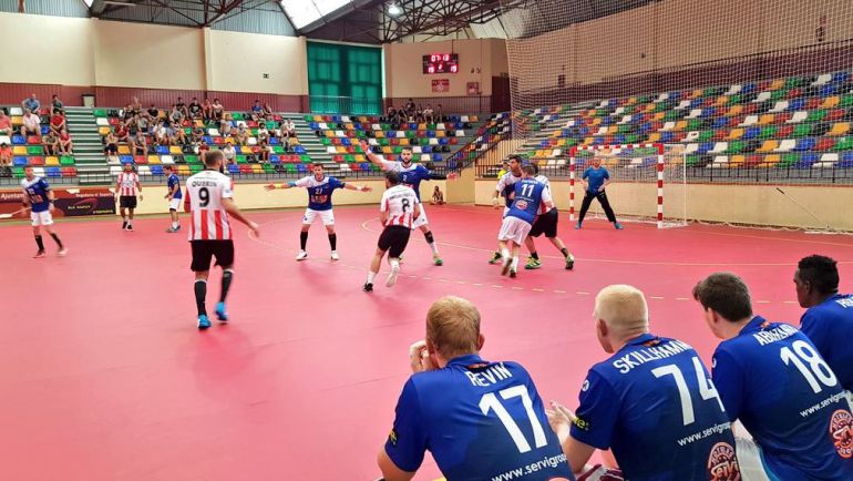 El equipo de Zupo defiende un ataque de Sagunto El equipo de Zupo defiende un ataque de Sagunto