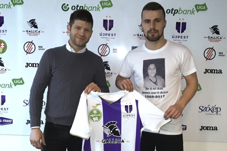 El jugador en la presentación con el Ujpest El jugador en la presentación con el Ujpest