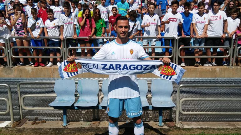 Álvaro Vázquez posa con la camiseta y la bufanda del Real Zaragoza ante la afición Álvaro Vázquez posa con la camiseta y la bufanda del Real Zaragoza ante la afición