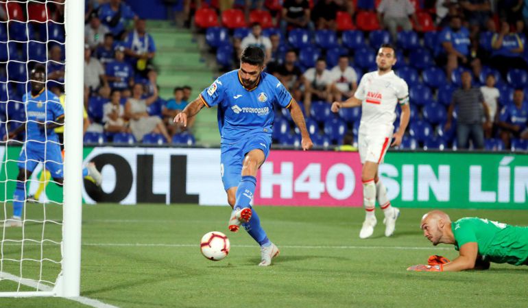 El delantero del Getafe, Jorge Molina, golpea el balón consiguiendo el segundo gol del equipo madrileño durante el encuentro correspondiente a la segunda jornada de primera división disputado frente al Eibar en el Coliseum Alfonso Pérez de Getafe. El delantero del Getafe, Jorge Molina, golpea el balón consiguiendo el segundo gol del equipo madrileño durante el encuentro correspondiente a la segunda jornada de primera división disputado frente al Eibar en el Coliseum Alfonso Pérez de Getafe.
