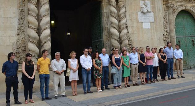 Minutos de silencio en repulsa del asesinato machista de Orihuela Minutos de silencio en repulsa del asesinato machista de Orihuela