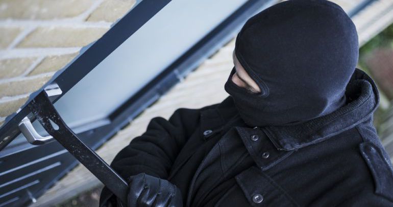 La Policía Nacional detiene en Elche a tres personas por el robo en una vivienda mediante el "bumping" La Policía Nacional detiene en Elche a tres personas por el robo en una vivienda mediante el "bumping"