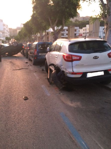 Colisión: Un conductor causa daños a 8 vehículos y acaba volcado sobre la calzada Colisión: Un conductor causa daños a 8 vehículos y acaba volcado sobre la calzada