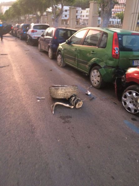 Colisión: Un conductor causa daños a 8 vehículos y acaba volcado sobre la calzada Colisión: Un conductor causa daños a 8 vehículos y acaba volcado sobre la calzada