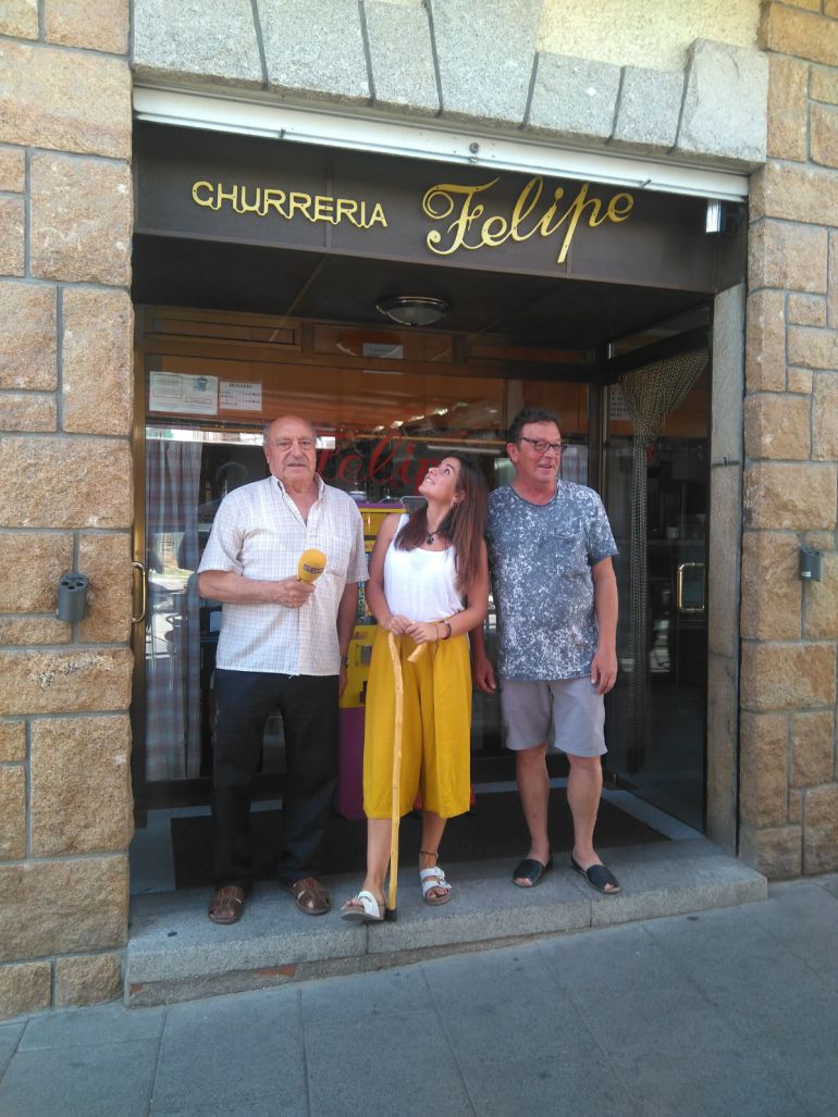 Con Felipe y Antonio en la churrería del pueblo Con Felipe y Antonio en la churrería del pueblo