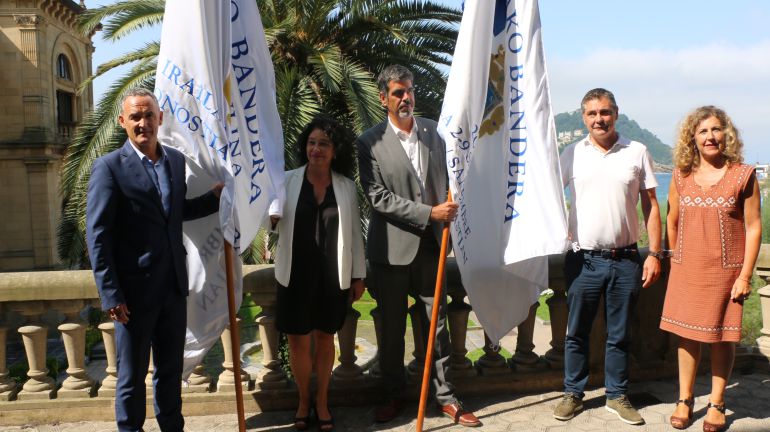 Los organizadores y patrocinadores de la Bandera de la Concha posan con los preciados 'trapos' Los organizadores y patrocinadores de la Bandera de la Concha posan con los preciados 'trapos'