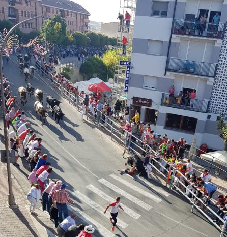 Un joven recibe un revolcón en el inicio de la calle Resina en el tercer encierro de Cuéllar Un joven recibe un revolcón en el inicio de la calle Resina en el tercer encierro de Cuéllar