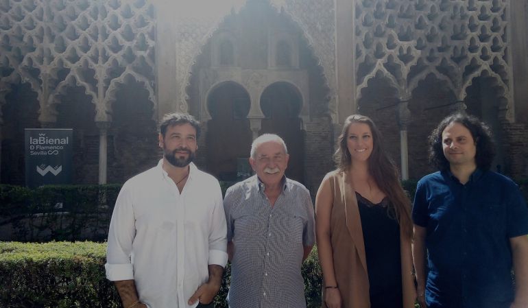 De izquierda a derecha, en el Patio del Yeso del Real Alcázar, José Valencia, el director de la Bienal, Antonio Zoido; Argentina y Fhami Alqhai De izquierda a derecha, en el Patio del Yeso del Real Alcázar, José Valencia, el director de la Bienal, Antonio Zoido; Argentina y Fhami Alqhai