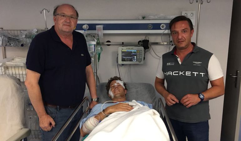 Manuel Escribano junto a los doctores que le atendieron en la clínica Santa Cristina de Albacete Manuel Escribano junto a los doctores que le atendieron en la clínica Santa Cristina de Albacete
