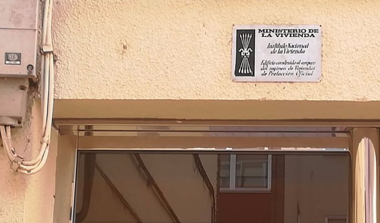 No en todos los portales de la zona ha desaparecido esta chapa No en todos los portales de la zona ha desaparecido esta chapa