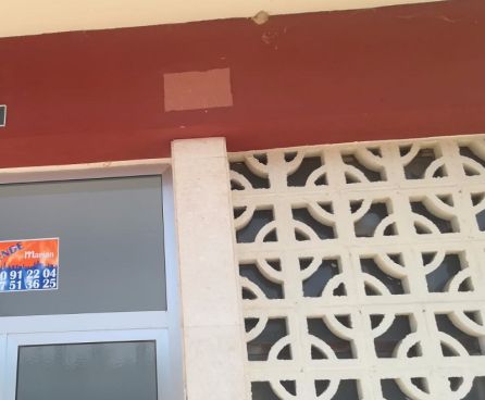 El hueco que albergaba la placa se aprecia en varios portales El hueco que albergaba la placa se aprecia en varios portales
