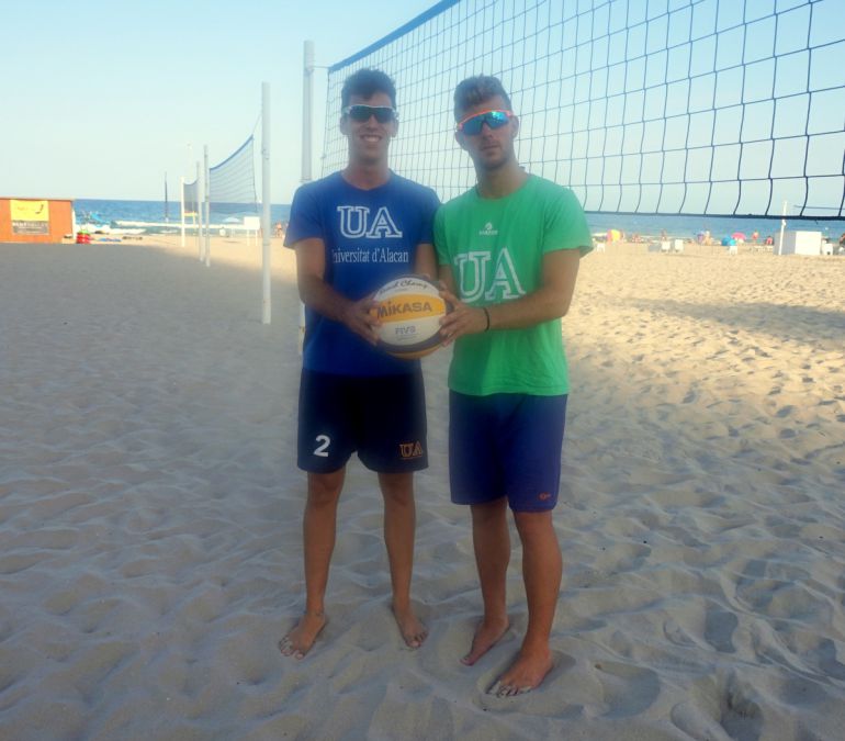 El petrerí Robert Sanfelix (I) y el alicantino Pablo Pérez (D) quieren disfrutar del Madison Beach Volley Tour El petrerí Robert Sanfelix (I) y el alicantino Pablo Pérez (D) quieren disfrutar del Madison Beach Volley Tour