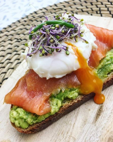 Salmón, fuente de vitamina D, acompañado de aguacate, huevo, germinados y salicorinia, todo sobre pan integral Salmón, fuente de vitamina D, acompañado de aguacate, huevo, germinados y salicorinia, todo sobre pan integral