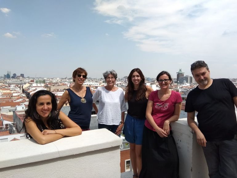 (De izq. a der.): Elena Jiménez, Sol Alonso, Marisa Mediavilla, Virginia Sarmiento, Patricia Reina y Enrique García (De izq. a der.): Elena Jiménez, Sol Alonso, Marisa Mediavilla, Virginia Sarmiento, Patricia Reina y Enrique García