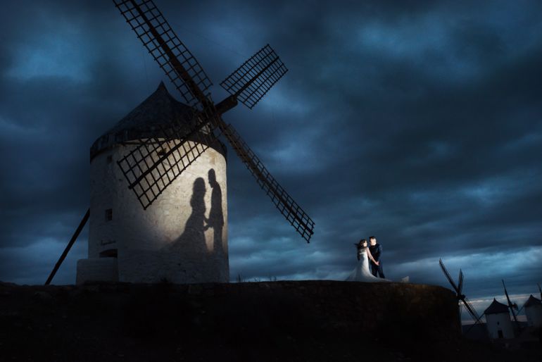 Novios en Consuegra. Una de las impresionantes fotografías de boda que se hacen en Castilla-La Mancha. Novios en Consuegra. Una de las impresionantes fotografías de boda que se hacen en Castilla-La Mancha.