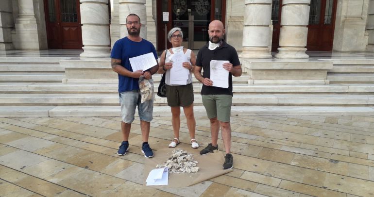 Juan Francisco Ortuño, junto a otra miembro de la platafroma y el investigador Matías Peña Juan Francisco Ortuño, junto a otra miembro de la platafroma y el investigador Matías Peña