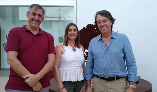 Carmen Illescas con Antonio Jesús Torralbo y Juan Luis Ortiz, Presidente y Secretario de la DOP Los Pedroches Carmen Illescas con Antonio Jesús Torralbo y Juan Luis Ortiz, Presidente y Secretario de la DOP Los Pedroches