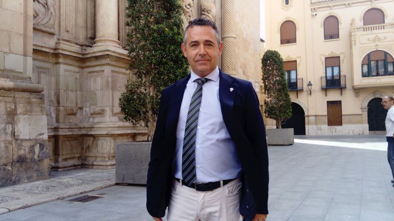 El presidente del Elche, Diego García, junto a la Basílica de Santa María El presidente del Elche, Diego García, junto a la Basílica de Santa María