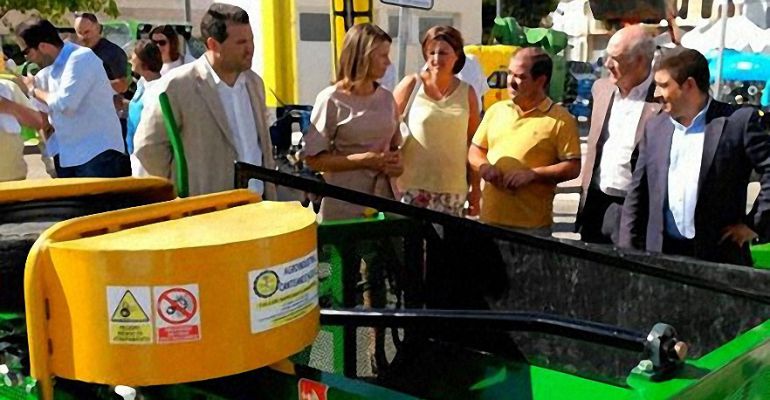 Representantes institucionales durante una inauguración de una edición anterior de la Feria de Maquinaria Agrícola de Peal de Becerro. Representantes institucionales durante una inauguración de una edición anterior de la Feria de Maquinaria Agrícola de Peal de Becerro.