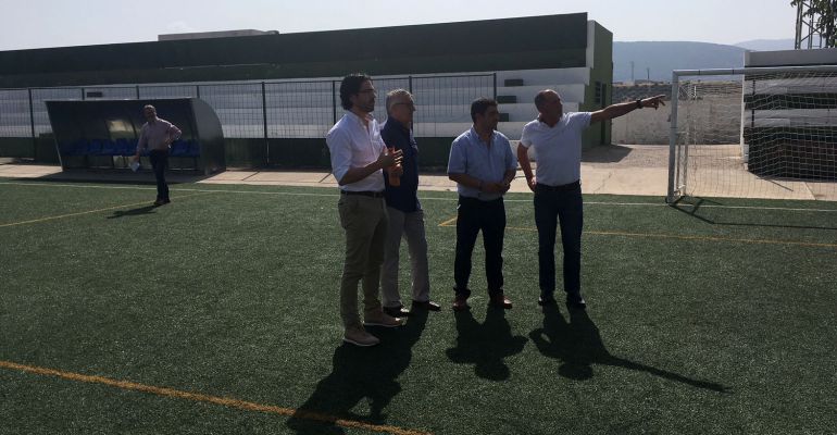 El presidente de la Diputación de Jaén, Francisco Reyes, en su visita en el campo de fútbol 'Sebastián Barajas' para las reformas del mismo. El presidente de la Diputación de Jaén, Francisco Reyes, en su visita en el campo de fútbol 'Sebastián Barajas' para las reformas del mismo.