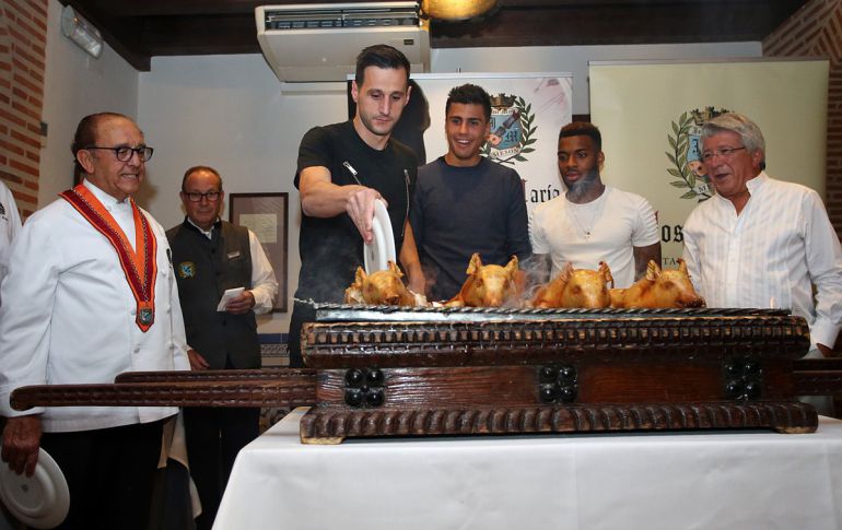 Kalinic partiendo el cochinillo Kalinic partiendo el cochinillo