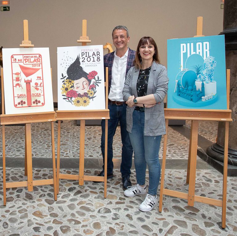 Fernando Rivarés junto a Mamen Marcén, ganadora del cartel de las Fiestas del Pilar 2018, y David Fernández y Nacho Lamar, dúo finalista Fernando Rivarés junto a Mamen Marcén, ganadora del cartel de las Fiestas del Pilar 2018, y David Fernández y Nacho Lamar, dúo finalista