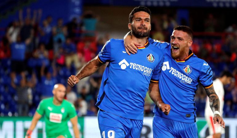 Molina (i) y el portugués Vitorino Antunes celebran el segundo gol del equipo azulón ante el Eibar. Molina (i) y el portugués Vitorino Antunes celebran el segundo gol del equipo azulón ante el Eibar.