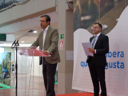 Javier Ramirez en su discurso de la inauguración que presentó Fernando Berzosa (al fondo) Javier Ramirez en su discurso de la inauguración que presentó Fernando Berzosa (al fondo)