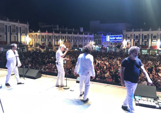 Elefantes congrega a miles de personas en la Plaza de España de Valdepeñas Elefantes congrega a miles de personas en la Plaza de España de Valdepeñas